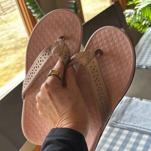 Vionic size 7 Pink Flip Flop Sandals